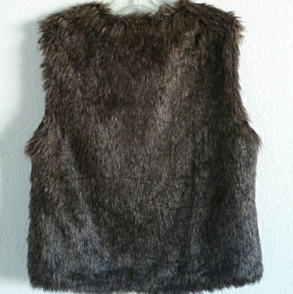 XMAS SALE🎄🥰Gorgeous Faux Fur Vest!! - Picture 13 of 15
